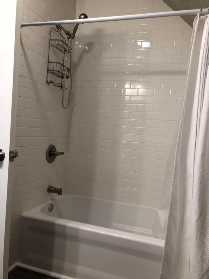 Spacious Rustic Downtown Market St 1 Bedroom Apt, Sleeps Up To 5, Steps To Honeywell & Eagles Theatre Wabash Eksteriør billede