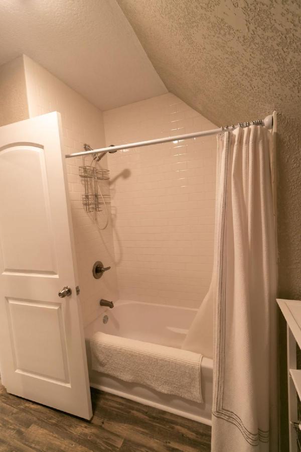 Spacious Rustic Downtown Market St 1 Bedroom Apt, Sleeps Up To 5, Steps To Honeywell & Eagles Theatre Wabash Eksteriør billede