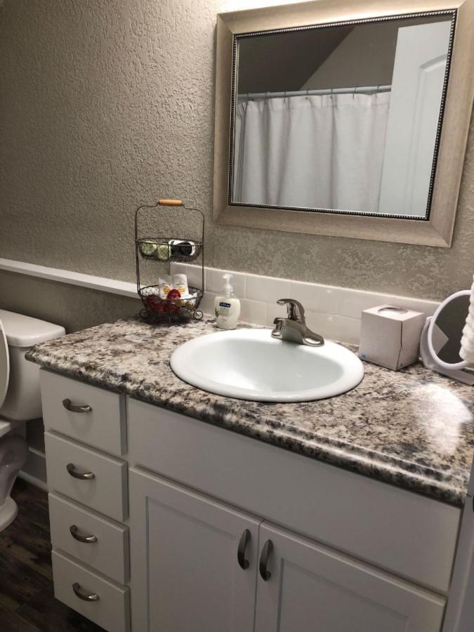 Spacious Rustic Downtown Market St 1 Bedroom Apt, Sleeps Up To 5, Steps To Honeywell & Eagles Theatre Wabash Eksteriør billede